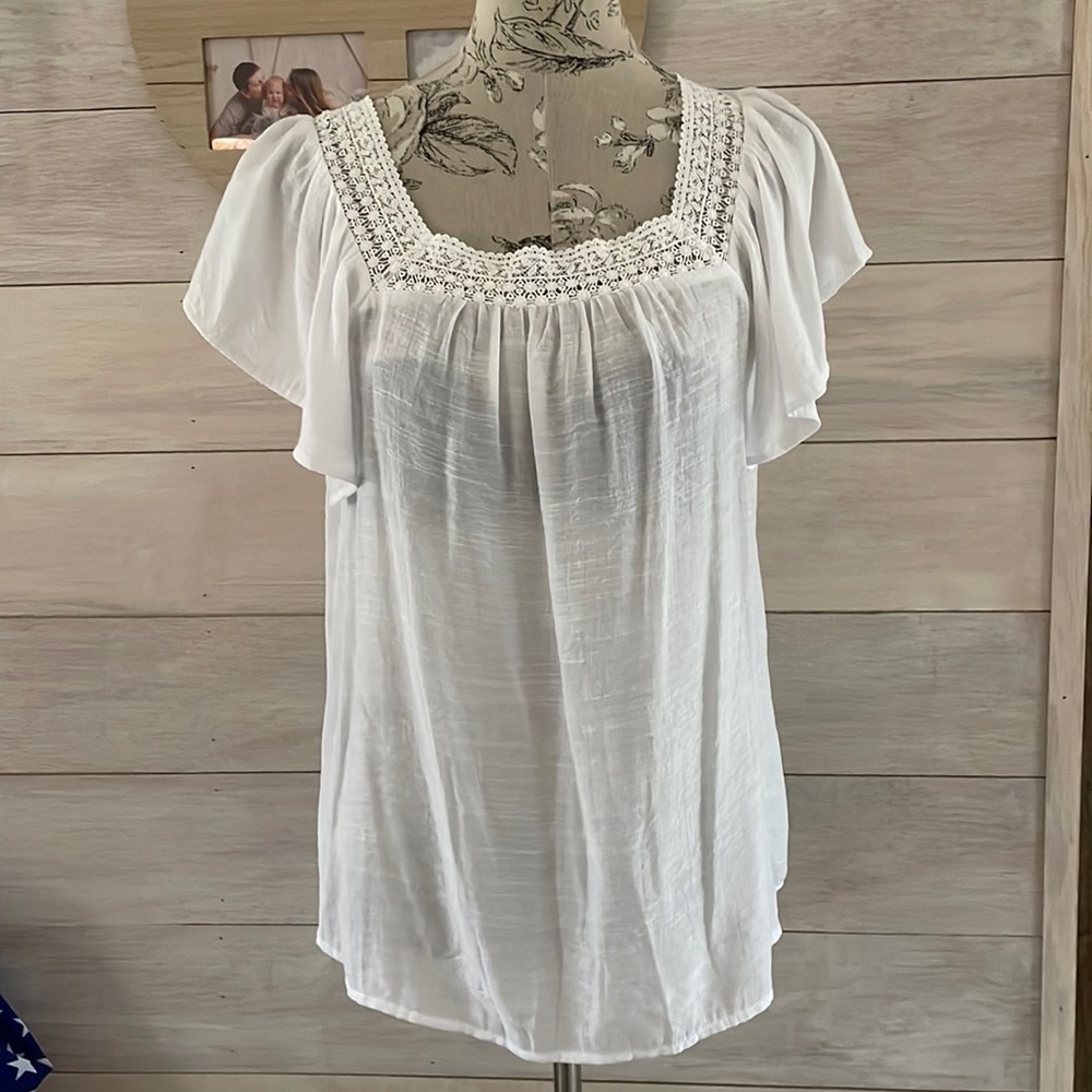 𝅺*🆕 Liz Claiborne White Top M